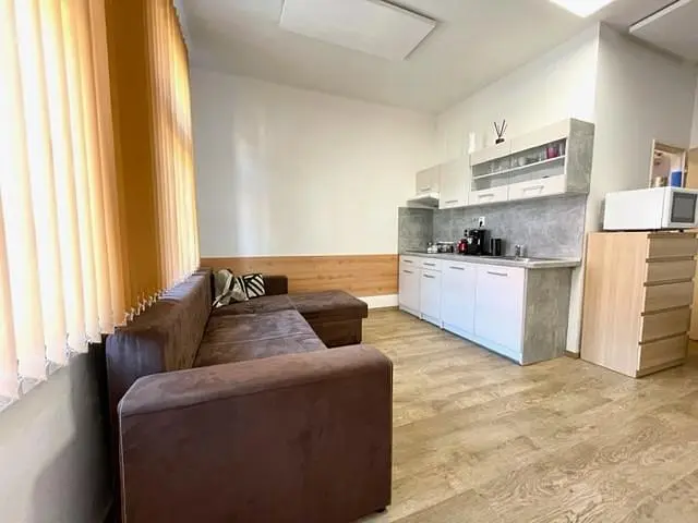 Salon; parquet, lumière naturelle, style moderne, hauteur sous plafond