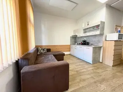 Salon; parquet, lumière naturelle, style moderne, hauteur sous plafond