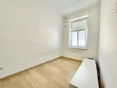 Salon; parquet, lumière naturelle, style moderne, hauteur sous plafond