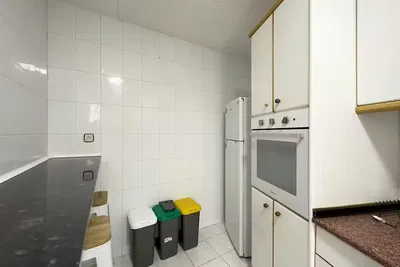 Küche; küchengeräte, holzboden, tageslicht, moderner stil