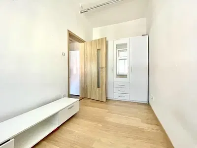 Cuisine; électroménager, parquet, lumière naturelle, style moderne