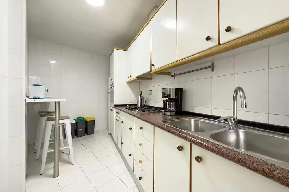 Küche; küchengeräte, holzboden, tageslicht, moderner stil