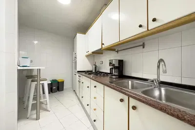 Küche; küchengeräte, holzboden, tageslicht, moderner stil