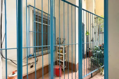 Kuchyně; kuchyňské spotřebiče, dřevěná podlaha, přirozené světlo, moderní styl