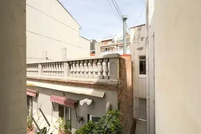 Kuchyně; kuchyňské spotřebiče, dřevěná podlaha, přirozené světlo, moderní styl