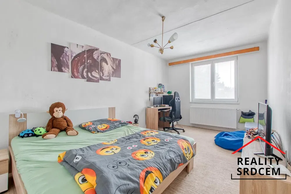 Obývací pokoj; dřevěná podlaha, přirozené světlo, moderní styl