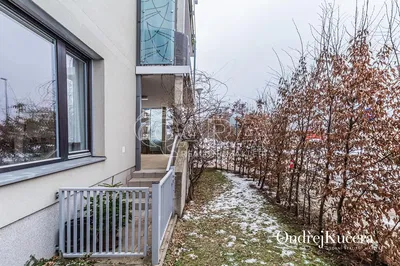 Soggiorno; pavimento in legno, luce naturale, stile moderno