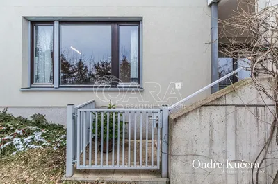 Soggiorno; pavimento in legno, luce naturale, stile moderno, soffitti alti