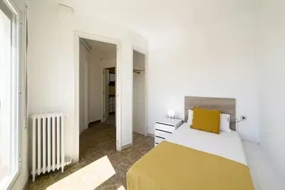 Cuisine; électroménager, parquet, lumière naturelle, style moderne