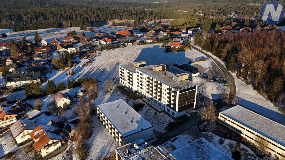 غرفة معيشة; أرضية خشبية, ضوء طبيعي, أسلوب عصري