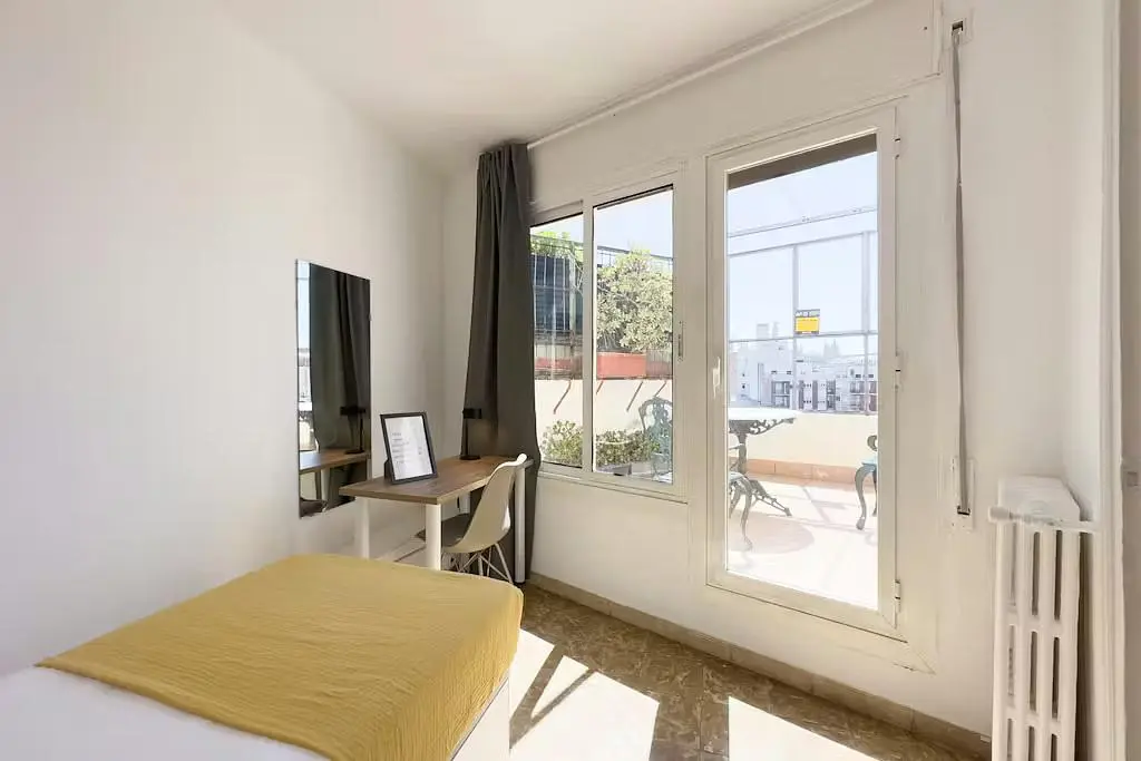 Κουζίνα; συσκευές κουζίνας, ξύλινο πάτωμα, φυσικό φως, μοντέρνο στυλ