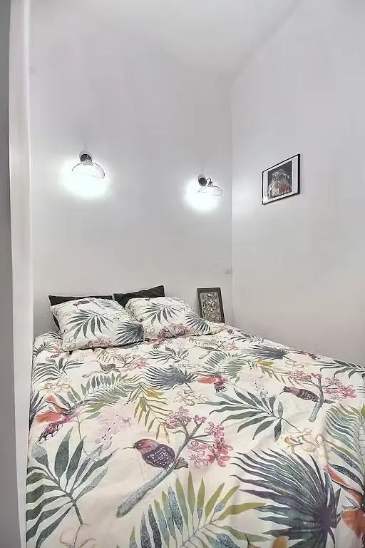 Κουζίνα; συσκευές κουζίνας, πλακάκια, φυσικό φως, μοντέρνο στυλ