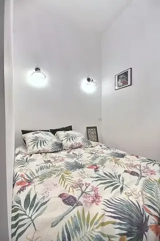 Cocina; electrodomésticos, suelo de baldosas, luz natural, estilo moderno