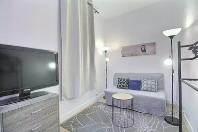 Σαλόνι; ξύλινο πάτωμα, φυσικό φως, μοντέρνο στυλ