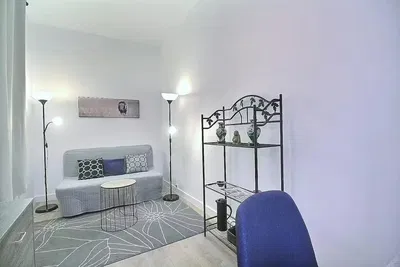 Κουζίνα; συσκευές κουζίνας, ξύλινο πάτωμα, φυσικό φως, μοντέρνο στυλ