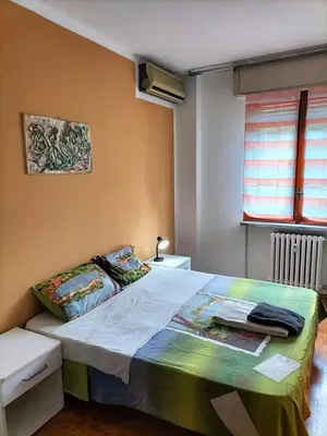 Küche; küchengeräte, holzboden, tageslicht, moderner stil