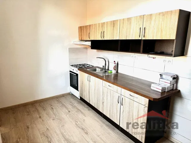 Mutfak; mutfak aletleri, ahşap zemin, doğal ışık, modern stil