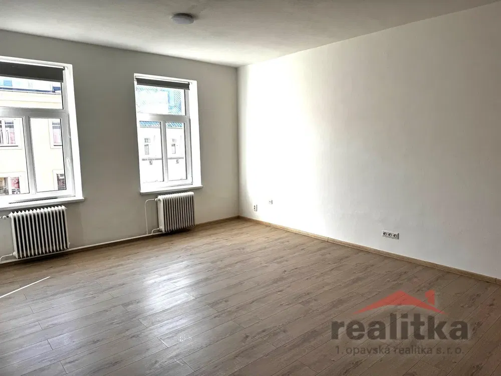 Oturma odası; ahşap zemin, doğal ışık, modern stil