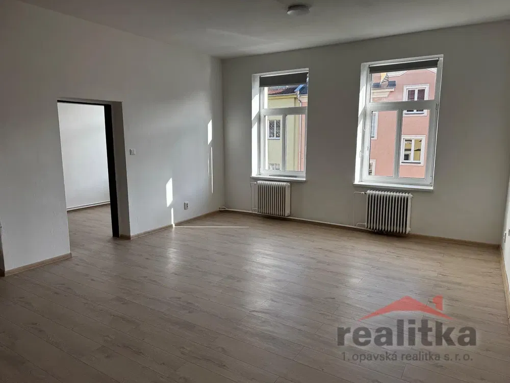 Oturma odası; ahşap zemin, doğal ışık, modern stil