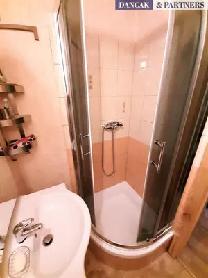 Oturma odası; ahşap zemin, doğal ışık, modern stil, yüksek tavan