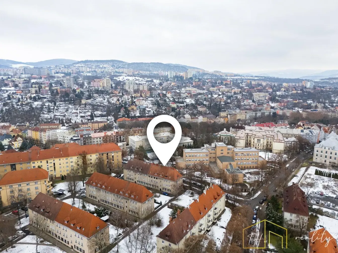 Obývací pokoj; dřevěná podlaha, přirozené světlo, moderní styl