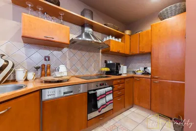 Obývací pokoj; dřevěná podlaha, přirozené světlo, moderní styl