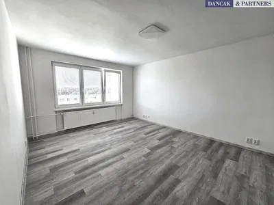 Living room; wood floor, natural light, modern style