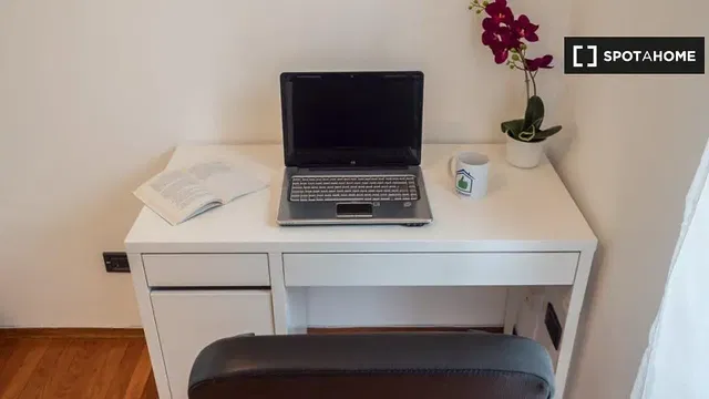 Cucina; elettrodomestici, pavimento in legno, luce naturale, stile moderno