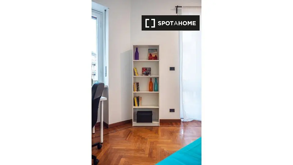 Mutfak; mutfak aletleri, ahşap zemin, doğal ışık, modern stil