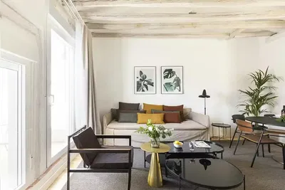 Salon; podłoga drewniana, światło dzienne, styl nowoczesny