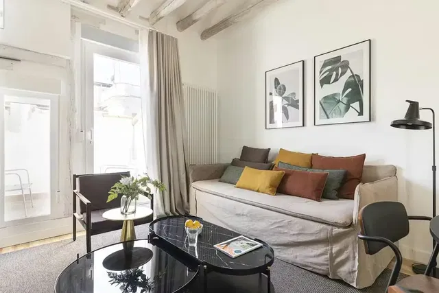 Κουζίνα; συσκευές κουζίνας, ξύλινο πάτωμα, φυσικό φως, μοντέρνο στυλ