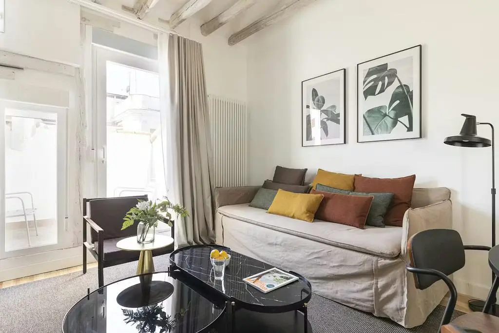 Κουζίνα; συσκευές κουζίνας, ξύλινο πάτωμα, φυσικό φως, μοντέρνο στυλ