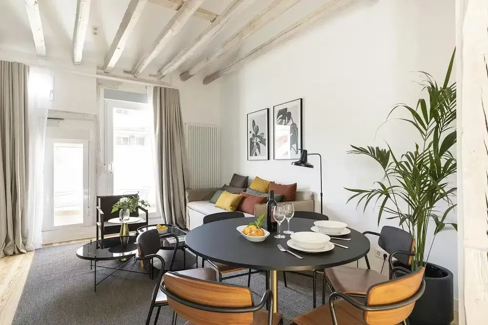 Kuchnia; sprzęt kuchenny, podłoga drewniana, światło dzienne, styl nowoczesny