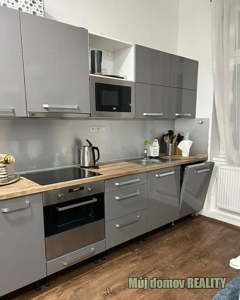 Oturma odası; ahşap zemin, doğal ışık, modern stil