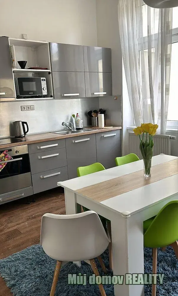 Mutfak; mutfak aletleri, ahşap zemin, doğal ışık, modern stil