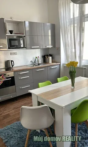 Mutfak; mutfak aletleri, ahşap zemin, doğal ışık, modern stil