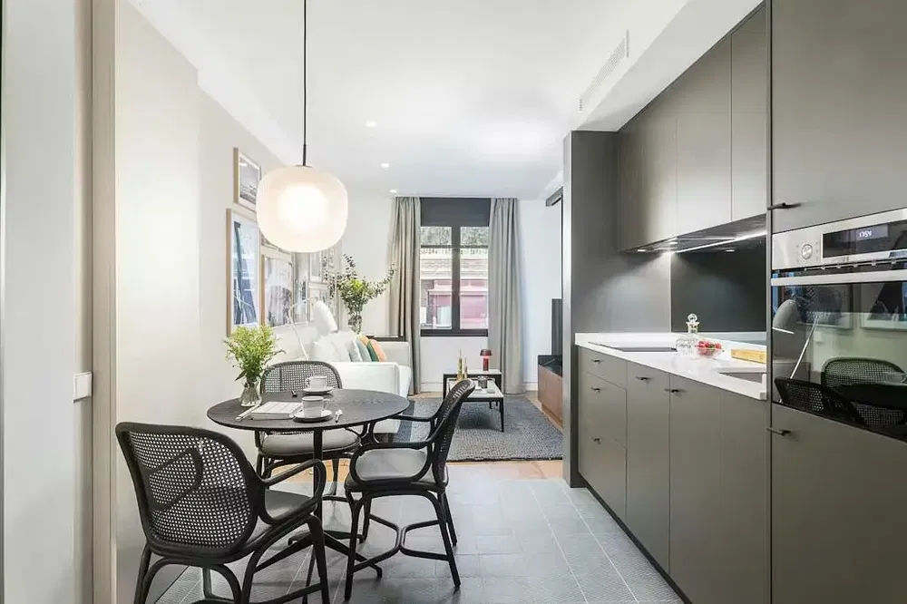 Wohnzimmer; holzboden, tageslicht, moderner stil