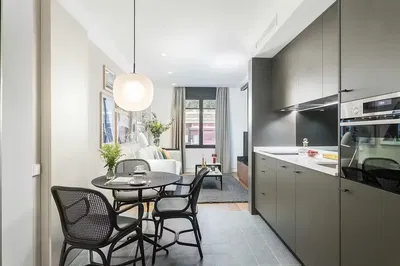 Wohnzimmer; holzboden, tageslicht, moderner stil