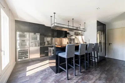 Cucina; elettrodomestici, pavimento in legno, luce naturale, stile moderno