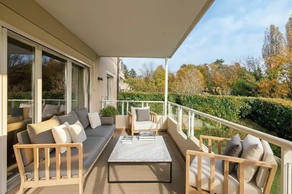 Soggiorno; pavimento in legno, luce naturale, stile moderno