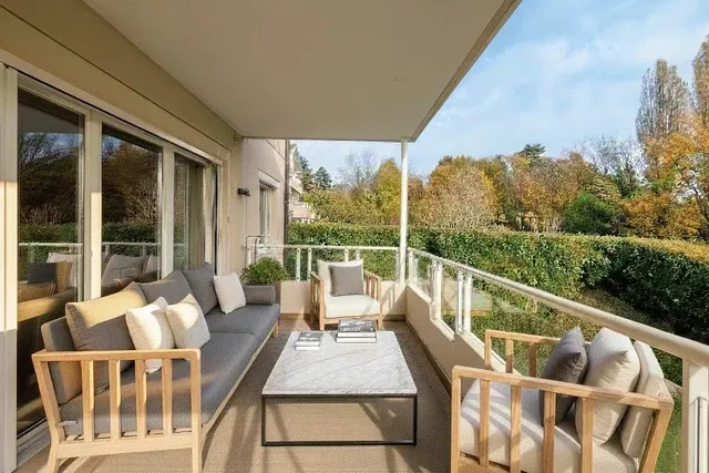 Wohnzimmer; holzboden, tageslicht, moderner stil