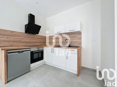 Кухиња; кухињски апарати, дрвени под, природно светло, модерни стил