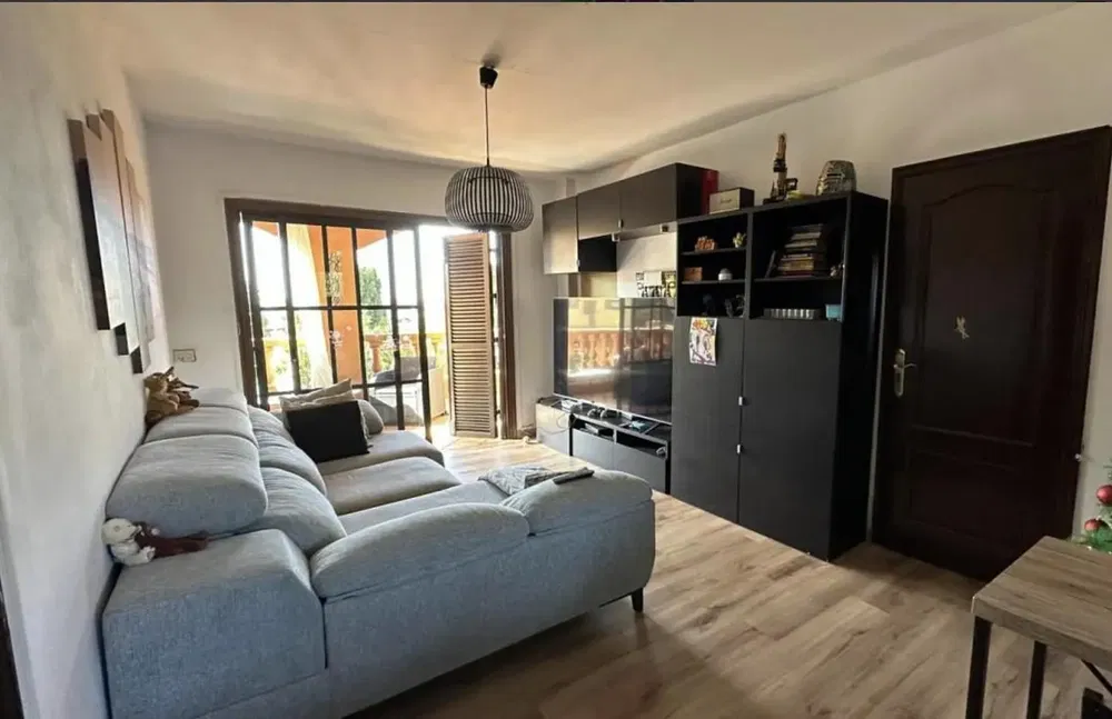 Cucina; elettrodomestici, pavimento in legno, luce naturale, stile moderno