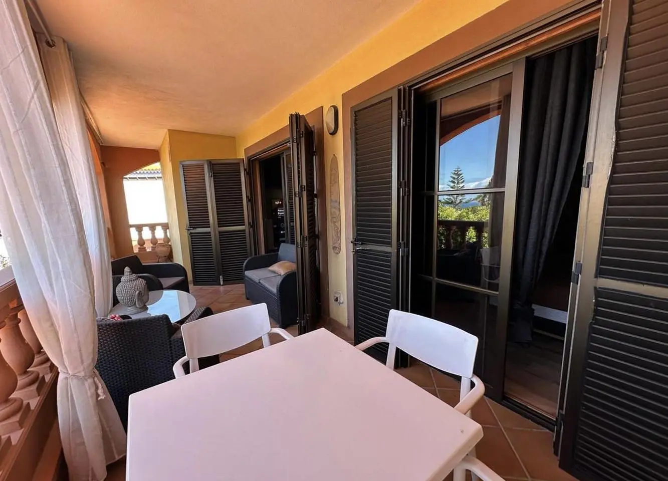 Soggiorno; pavimento in legno, luce naturale, stile moderno