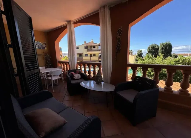 Cucina; elettrodomestici, pavimento in legno, luce naturale, stile moderno