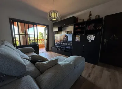 Soggiorno; pavimento in legno, luce naturale, stile moderno