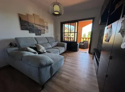 Cucina; elettrodomestici, pavimento in legno, luce naturale, stile moderno