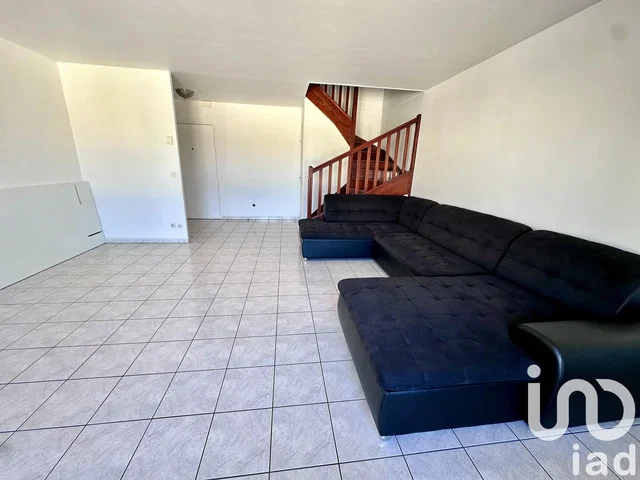 Kuchyňa; kuchynské spotrebiče, drevená podlaha, prirodzené svetlo, moderný štýl