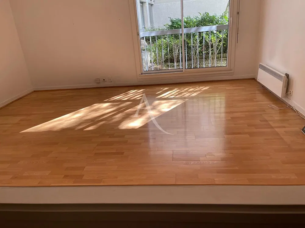 Küche; küchengeräte, holzboden, tageslicht, moderner stil