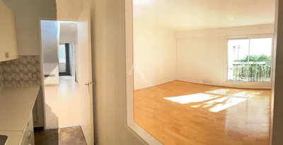 Küche; küchengeräte, holzboden, tageslicht, moderner stil